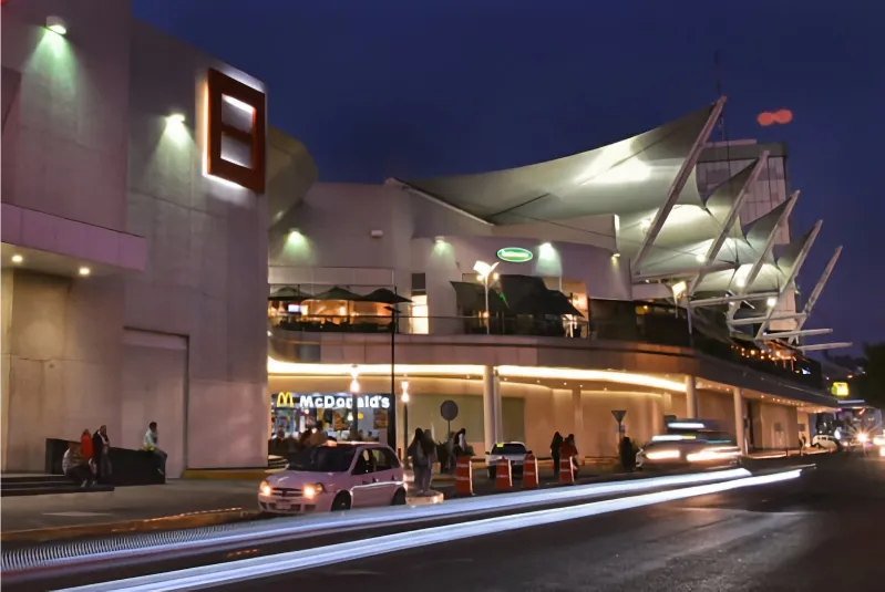 Centro comercial iluminado de noche